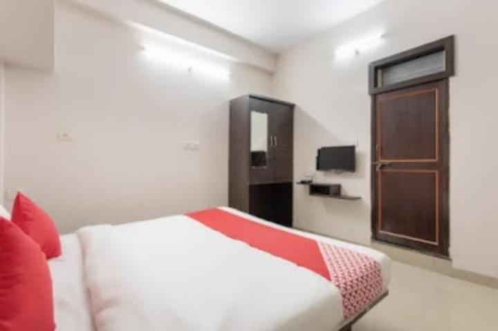 Hotel Royal Palace Indore Buitenkant foto